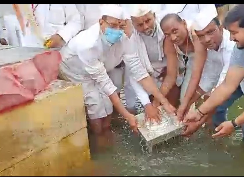 Chandrabhaga bath of Muktai Padukan on Dwadashi | द्वादशीला मुक्ताई पादुकांचे चंद्रभागा स्नान