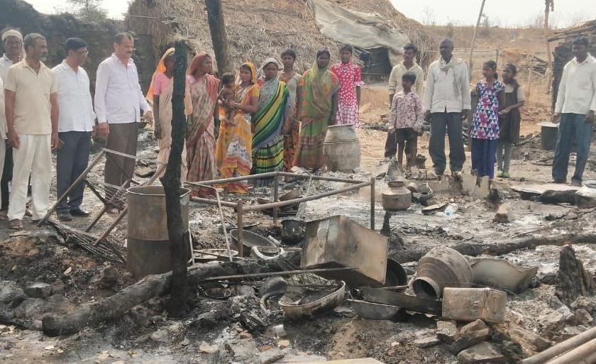 In Chalisgaon taluka, four huts were burnt in a fire at Chambardi | चाळीसगाव तालुक्यात चांभार्डी येथे आगीत चार झोपड्या जळून खाक