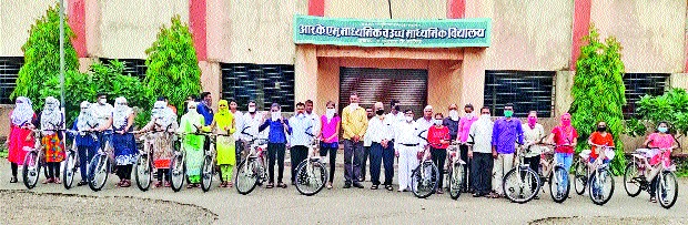 Distribution of free bicycles to Savitri's lakes | सावित्रीच्या लेकींना मोफत सायकलींचे वाटप