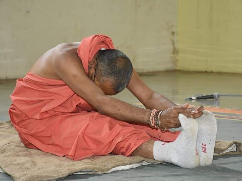 Shantigiri Maharaj gave yoga lessons to the devotees | शांतिगिरी महाराजांनी भक्तांना दिले योगाचे धडे