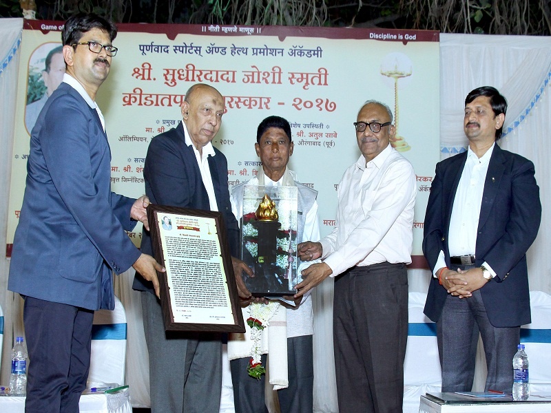  Shivaji Khandre awarded the 'Sports Tapasp' award | शिवाजी खांड्रे ‘क्रीडा तपस्वी’ पुरस्काराने सन्मानित