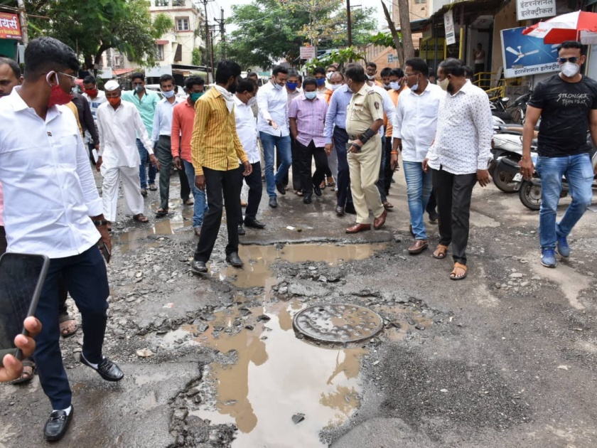 Shiv Sena warmed up from the pits in the city, showed the pits to the commissioner on foot; warning the mayor to be black | नगर शहरातील खड्ड्यावरून शिवसेना तापली, पायी चालवत आयुक्तांना दाखवले खड्डे;महापौरांना काळे फासण्याचा इशारा