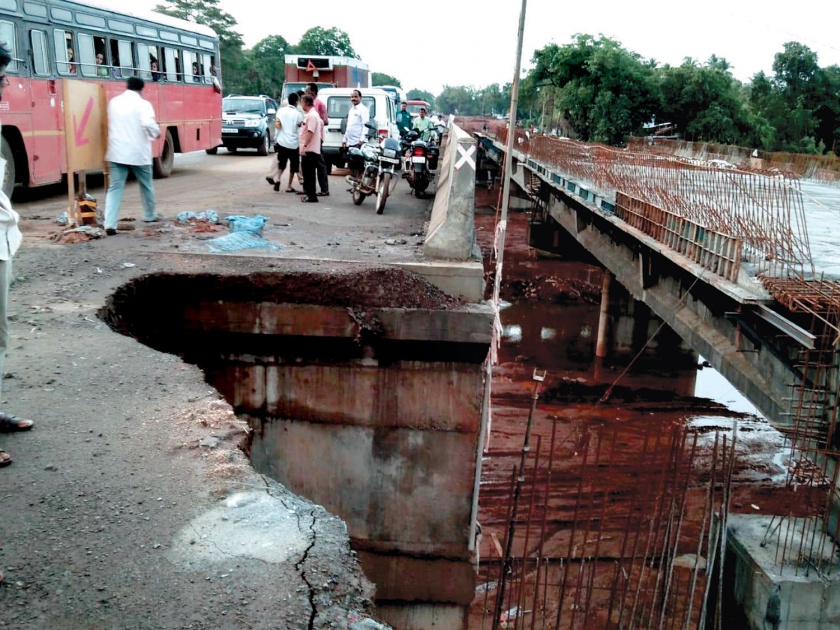 Guadani Pulanjeet highway collapsed, fortunately the crash was avoided | गडनदी पुलानजीक महामार्ग जोडरस्ता खचला, सुदैवाने दुर्घटना टळली