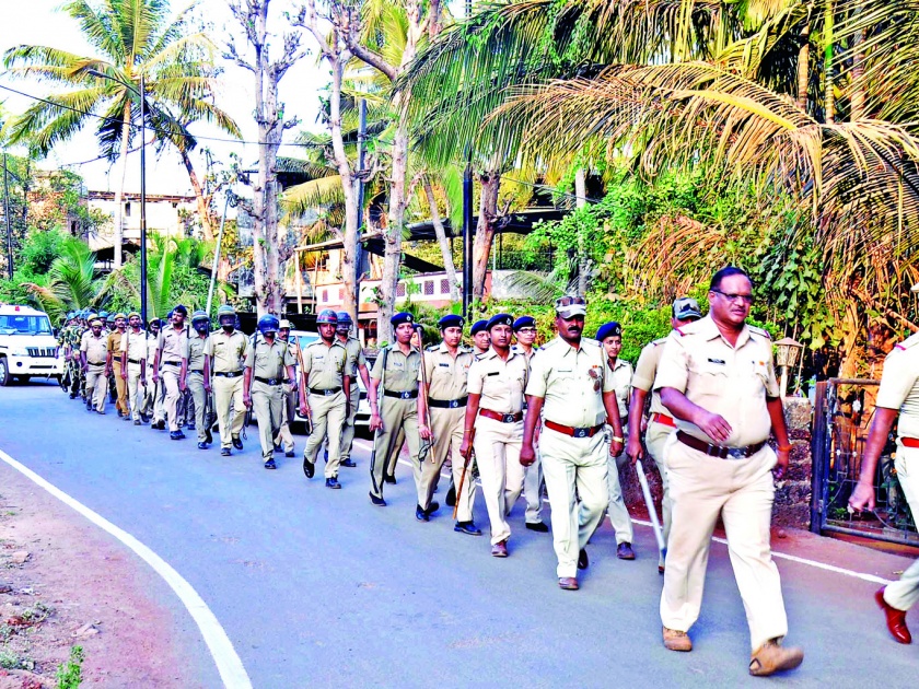 Sindhudurg: Strengthening of Police in Kanakwali, Collegiate Training | सिंधुदुर्ग : कणकवलीत पोलिसांचे संचलन, नगरपंचायत निवडणुकीच्या बंदोबस्ताची रंगीत तालीम