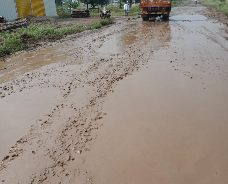 Bad condition of Nandurshingote-Loni road | नांदूरशिंगोटे - लोणी रस्त्याची दुरवस्था