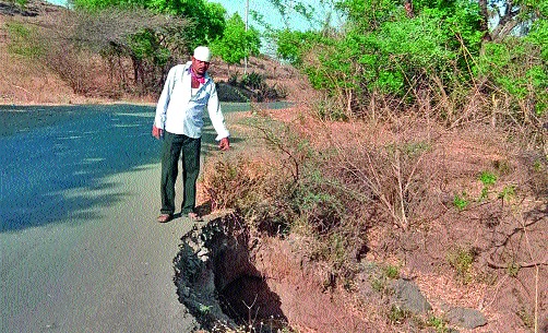 A pit on the road from Taharabad to Dwarkadhish factory | ताहाराबाद-शेवरे रस्त्याची दुरु स्ती करण्याची मागणी