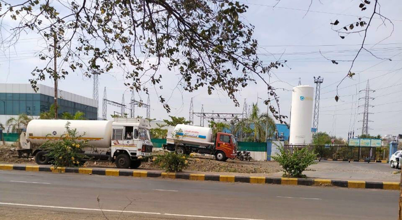 Pune residents intercepted a liquid oxygen tanker from Solapur, which was helping with vaccines | लसींची मदत करणाऱ्या सोलापूरचा, लिक्विड ऑक्सिजन टॅंकर अडवून ठेवला पुणेकरांनी