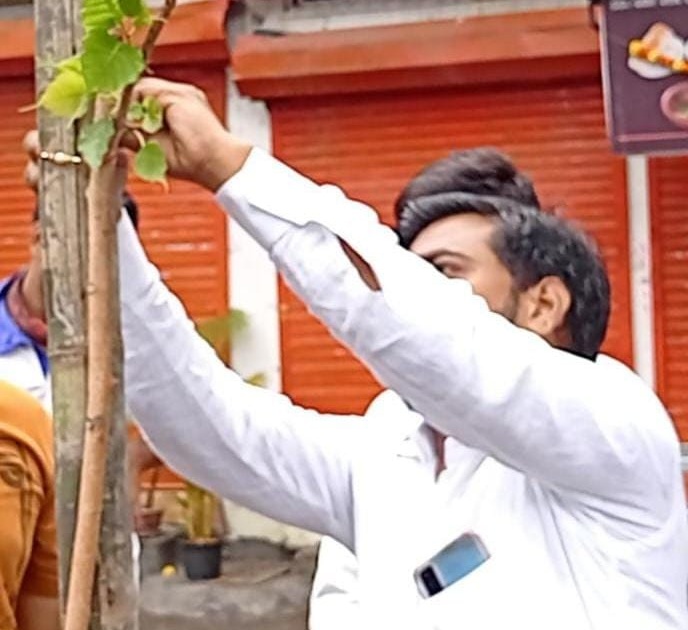 Unique Rakshabandhan of Shivshanti Pratishthan by tying rakhi to trees in Thane | ठाण्यात वृक्षांना राखी बांधून शिवशांती प्रतिष्ठानचे अनोखे रक्षाबंधन