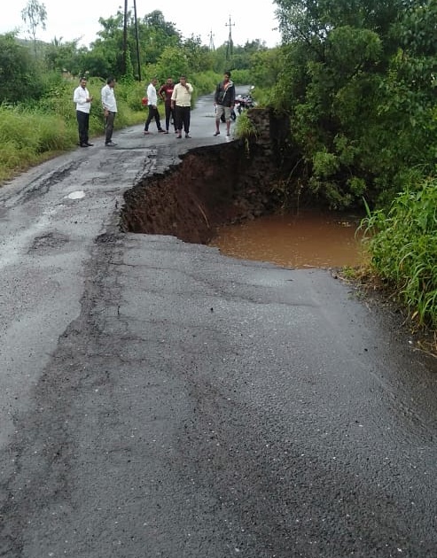 The road from Talegaon to Jategaon was damaged due to heavy rains | तळेगाव ते जातेगाव रस्ता अतिवृष्टीमुळे खचला