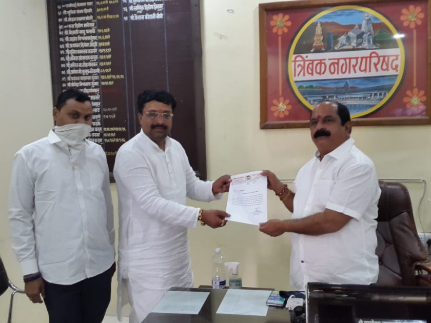 Trimbakeshwar: Councilors' statement to the mayor | किमान वेतन देणाऱ्यांनाच ठेका देण्याची मागणी त्र्यंबकेश्वर : नगराध्यक्षांकडे नगरसेवकाचे निवेदन