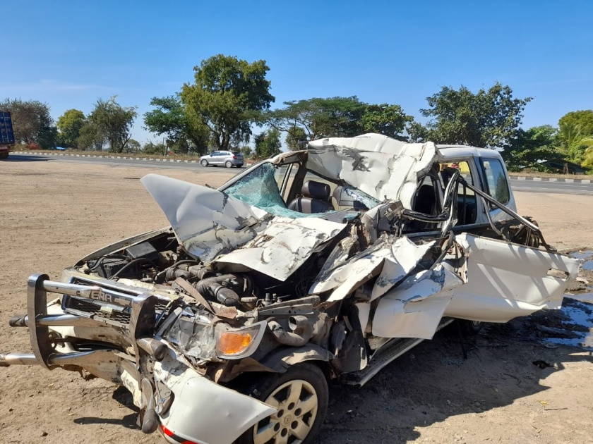 Three killed in truck-car accident | ट्रक-कार अपघातात तीन जागीच ठार