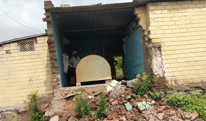 Damaged wall collapse damage | देवळा तालुक्यातील वाजगावला भिंत कोसळून नुकसान