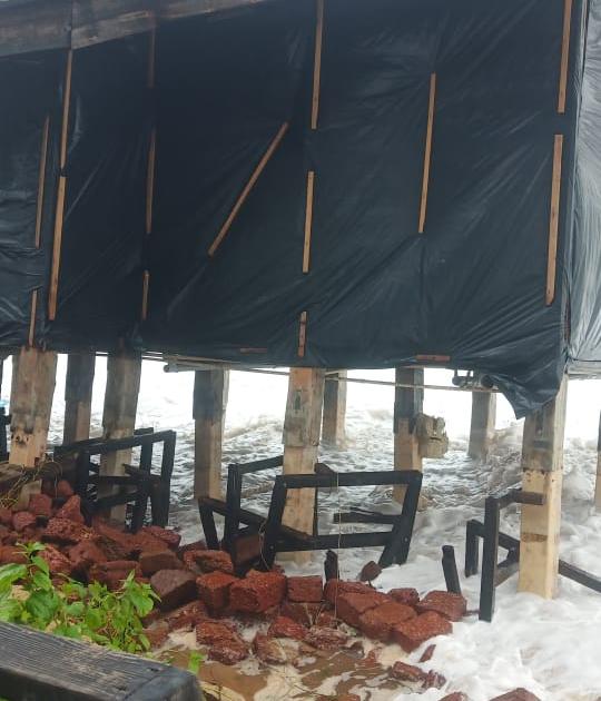 Damage to Wood House at Ubhadanda, siege to Tourism Corporation officials | पर्यटन महामंडळाच्या अधिकाऱ्यांना घेराव, उभादांडा येथील वुड हाऊसचे नुकसान 