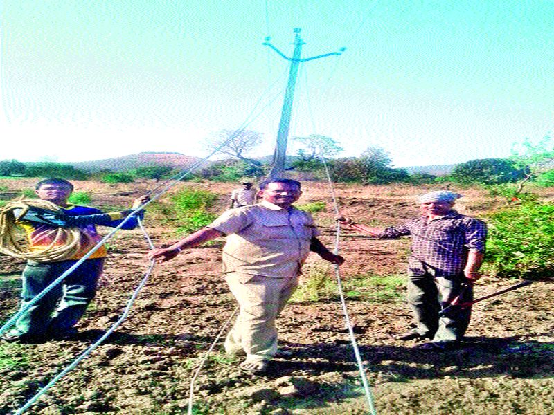 Torture earthquake prone area: Start of changing tribal farmers' agitation to change their electricity | दळवट भूकंप प्रवण क्षेत्र : आदिवासी शेतकऱ्यांच्या आंदोलनाला यश वीजतारा बदलण्यास प्रारंभ