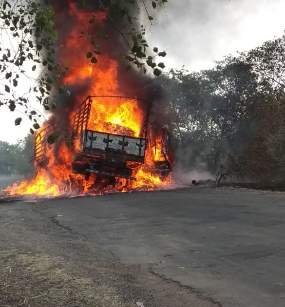 Sangli: Four killed in road block in trucker truck; | सांगली : विट्याजवळ टॅँकर-ट्रकच्या धडकेत तिघे ठार-अपघातानंतर भीषण आग : मृतांची संख्या वाढण्याची भीती