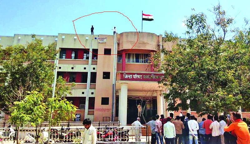 The bells ringing agitation at the Zilla Parishad building demanding teachers | शिक्षकांच्या मागणीसाठी जिल्हा परिषदेच्या इमारतीवर चढून घंटानाद
