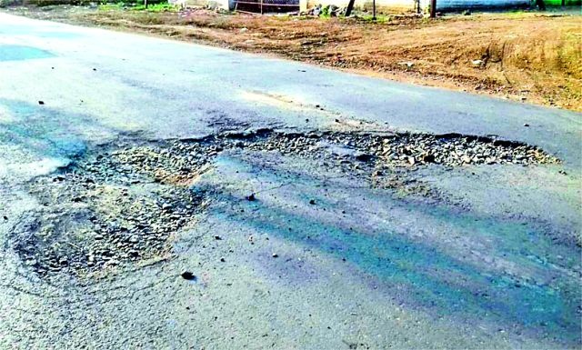 Arvi-Dewarwada road leads to accidents | आर्वी-देऊरवाडा मार्ग झाला अपघातप्रवण स्थळ
