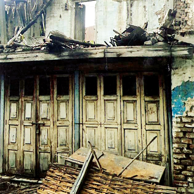 The dilapidated building collapsed | जीर्ण इमारत कोसळली
