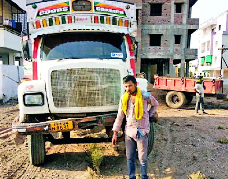 A sand trader hijacked a truck in front of a revenue officer in Wani | वणीत महसूल अधिकाऱ्यासमक्ष रेती व्यावसायिकाने ट्रक पळविला