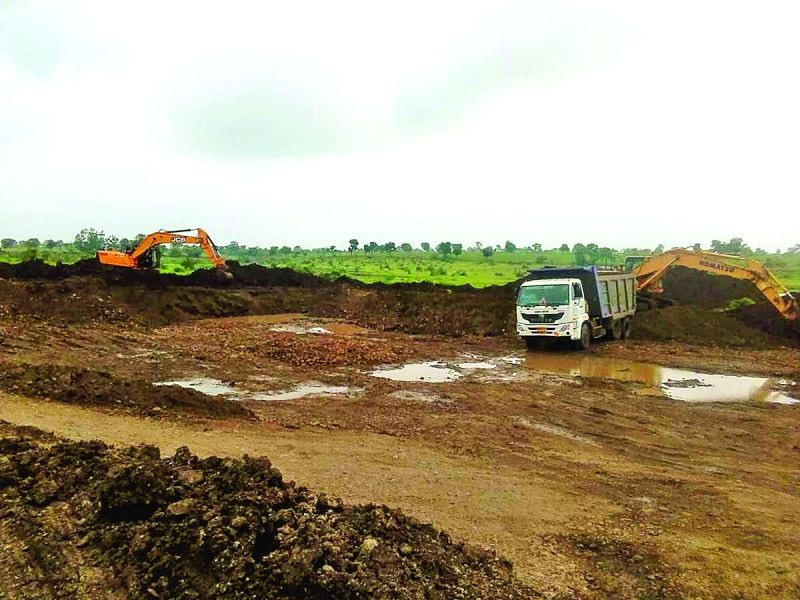 Dam digging for minerals for highway in Washim | महामार्गाच्या गौणखनिजासाठी धरणाचे खोलीकरण !