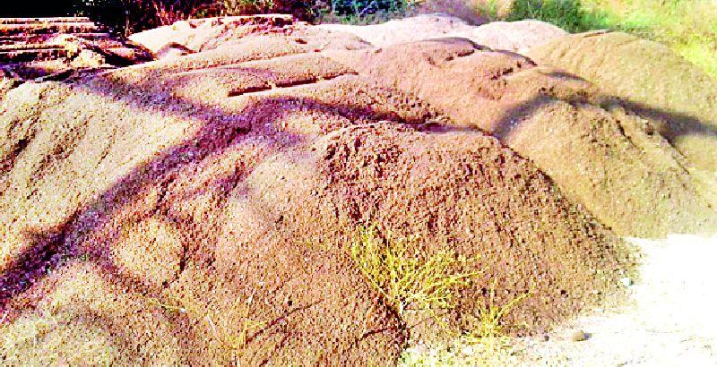 The sand smugglers in Umarkhed Haidos | उमरखेडमध्ये रेती तस्करांचा हैदोस