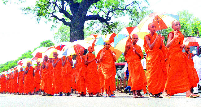 Attacks by Buddhist devotees | बौद्ध उपासकांच्या मिरवणुकीने वेधले लक्ष