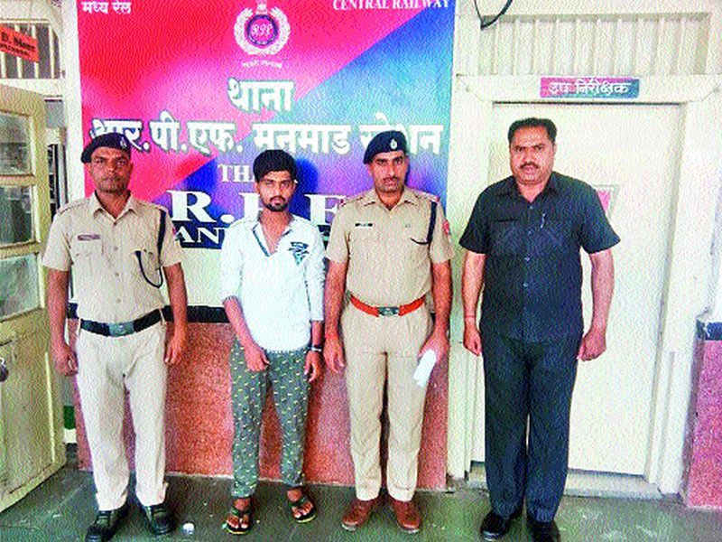  Manmad is arrested in a mobile gangrape | मनमाडला भ्रमणध्वनी चोरट्याला अटक