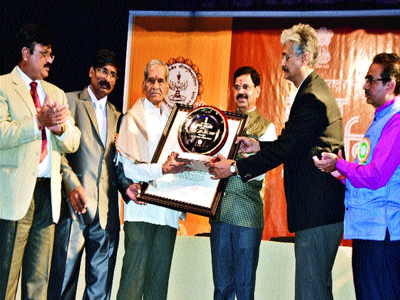  Lifetime Achievement Award for painter Anand Sonar | चित्रकार आनंद सोनार यांना जीवनगौरव पुरस्कार