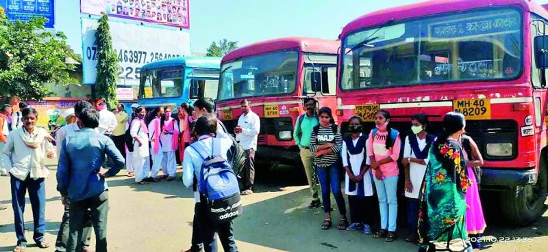 Rapam's redness stopped by angry students | संतप्त विद्यार्थ्यांनी रोखल्या रापमच्या लालपऱ्या