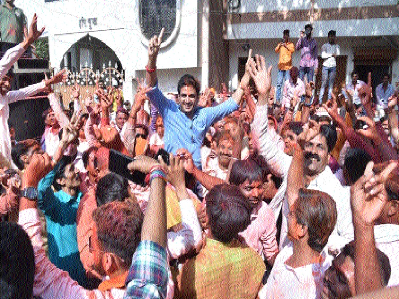 BJP party workers celebrate the meeting with Parli and the district | परळीसह जिल्हाभरात भाजपा कार्यकर्त्यांनी केला जल्लोष