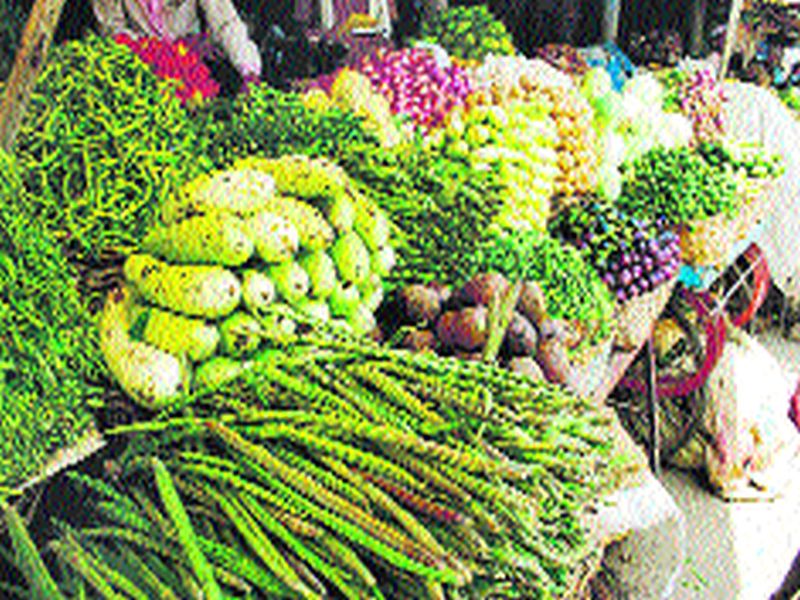 Vegetables fall by 40 percent | पालेभाज्यांची ४० टक्के आवक घटली