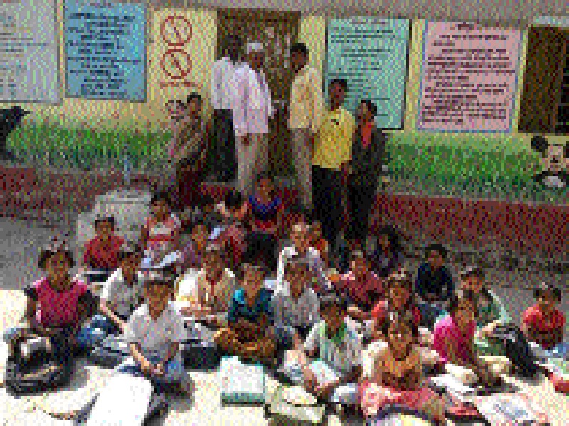 Locom locked at the primary school in Aurangpur | औरंगपूरच्या प्राथमिक शाळेला ग्रामस्थांनी ठोकले कुलूप