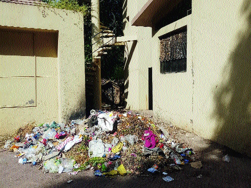  Pile of garbage in Hirawadi area | हिरावाडी भागात कचऱ्याचे ढीग