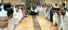 Parlikar met the chief minister for the district creation | जिल्हा निर्मितीसाठी परळीकर मुख्यमंत्र्यांना भेटले