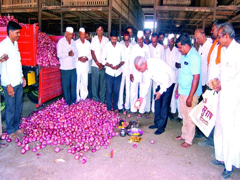  Chaitanya by buying Nafed onion in the Lasalgaon Market Committee | लासलगाव  बाजार समितीत  नाफेडच्या कांदा खरेदीने चैतन्य
