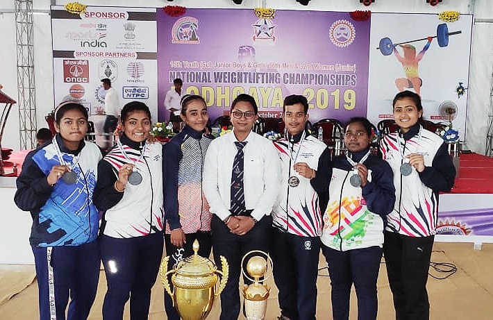Manmad players' success in national weightlifting competition | राष्ट्रीय वेटलिफ्टिंग स्पर्धेत मनमाडच्या खेळाडूंचे यश