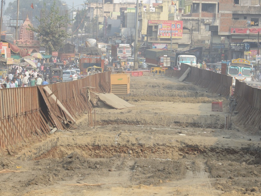Nagpur Metro: dust, pits and traffic jams | नागपूर मेट्रो: धूळ, खड्डे अन् वाहतुकीची कोंडी