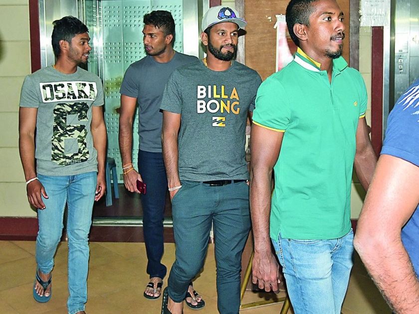Sri Lankan Cricketer tested Pronce and Fish Curry | प्रॉन्स व फिश करीवर श्रीलंकन क्रिकेटपटू लट्टू