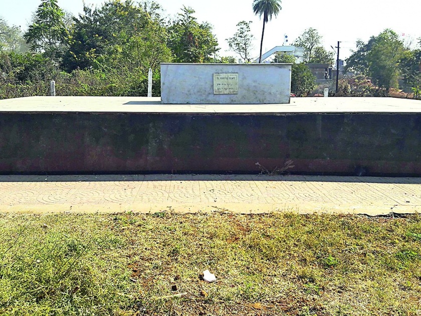 Ram Ganesh Gadkari Memorial Places are in bad condition in Savnagpur in Nagpur district | नागपूर जिल्ह्यातल्या सावनेरातील राम गणेश गडकरी स्मृतिस्थळे भग्नावस्थेत