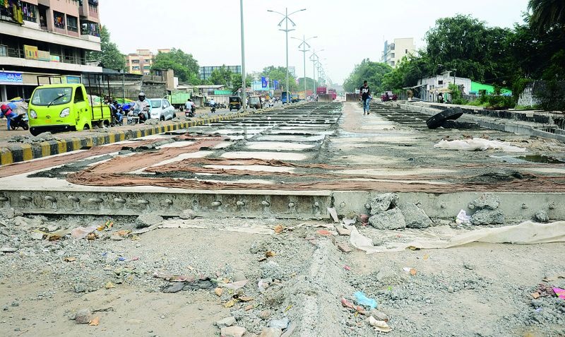Cement Road in Nagpur is in financial trouble | नागपुरातील सिमेंट रोड आर्थिक संकटात