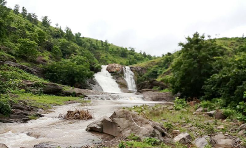 The waterfalls at Satpuda mark the tourist | पर्यटकांना खुणावताय सातपुड्यातील धबधबे