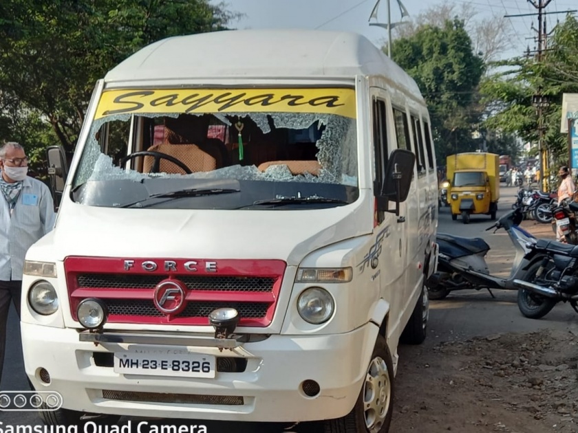 Mini bus vandalized at Savitribai Phule Hospital Chowk | सावित्रीबाई फुले हॉस्पीटल चौकात मिनी बसची तोडफोड