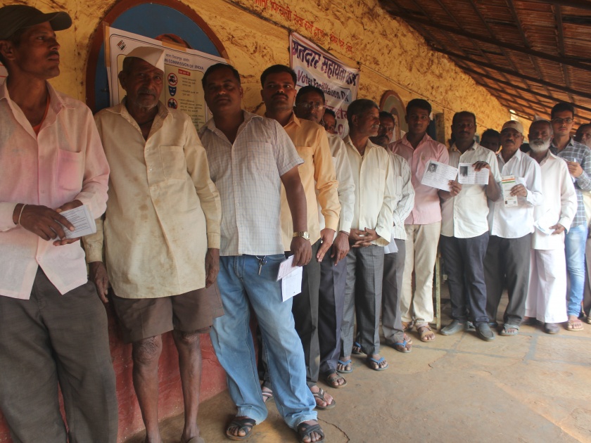 Kolhapur-Hathkangale enacted voting, rigging rights: voting machines shut | कोल्हापुरात-हातकणंगलेत इर्षेने मतदान, रांगा लावून बजावला हक्क : मतदान यंत्रे बंद
