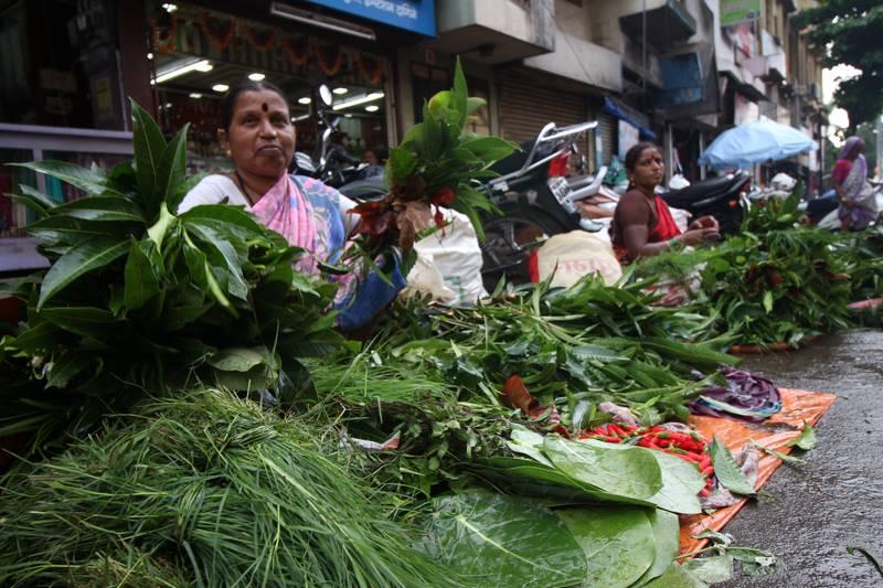 Shopping for Ganeshotsav in the rainy season | पावसाच्या सरी झेलत गणेशोत्सवाची खरेदी