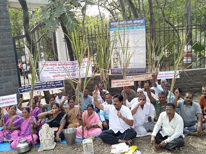 Abhinav agitation by placing utensils in front of the District Collector's Office | आपत्तीग्रस्तांची जिल्हाधिकारी कार्यालयासमोर भांडी मांडून अभिनव आंदोलन