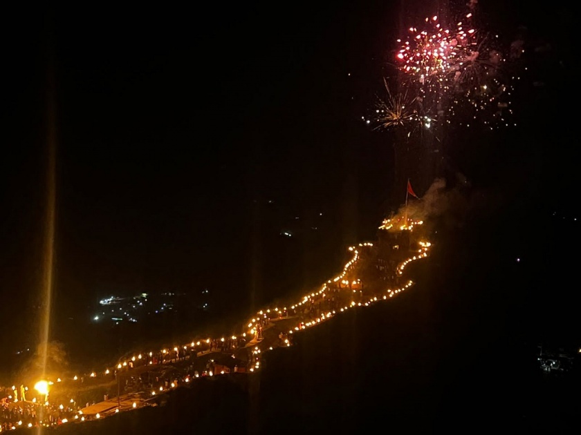 364 torches were lit on Pratapgad fort! | किल्ले प्रतापगडावर पेटल्या ३६४ मशाली! मशाल महोत्सव दिमाखात