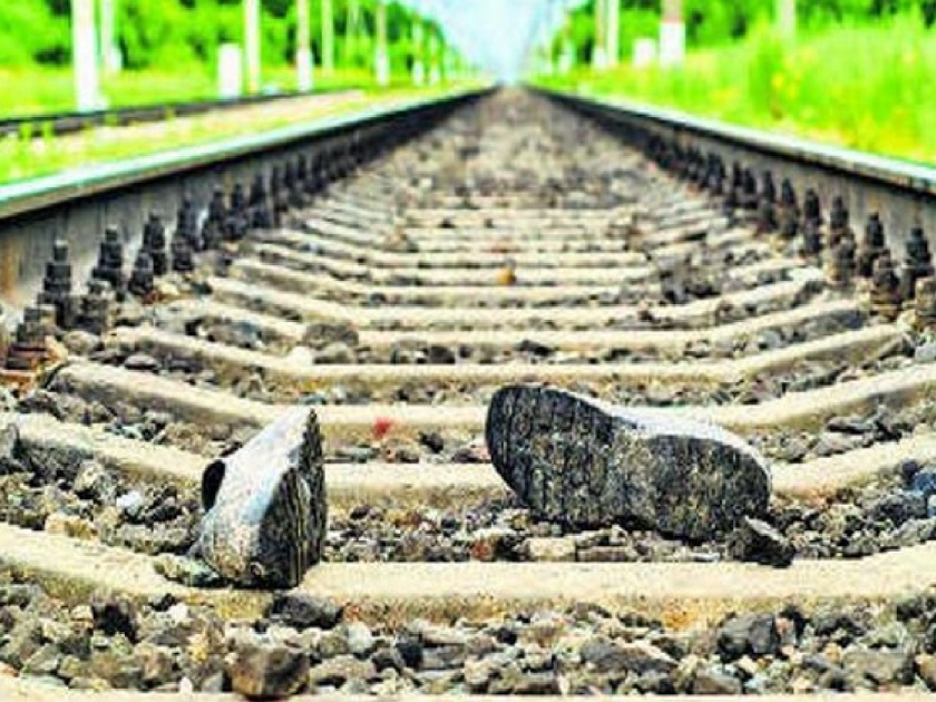 man died after falling from train in jalgaon | गावात जाऊन येतो म्हणाला, रेल्वेच्या धक्क्याने जीव गमावला