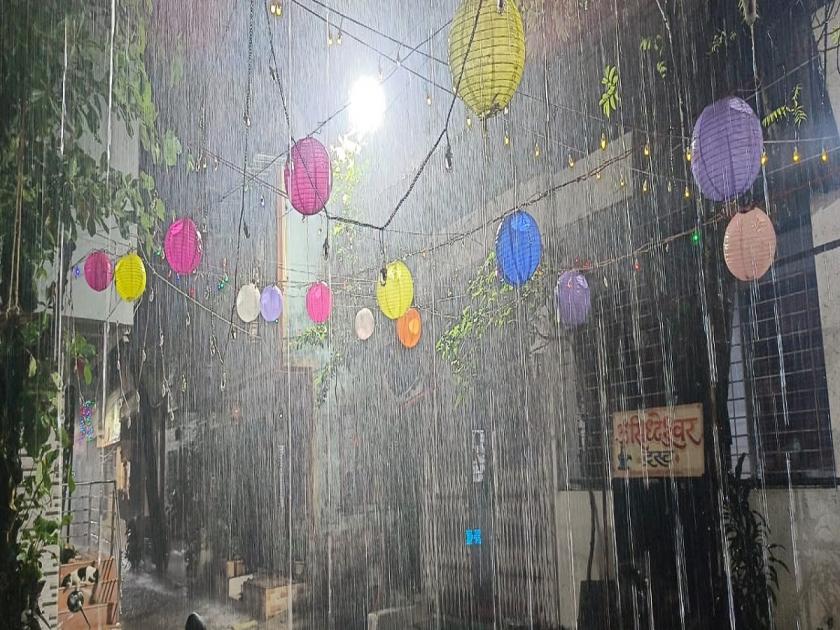 Navi Mumbai rains, gusty winds: Firecracker sellers rush | नवी मुंबईत पावसाची हजेरी सोसाट्याचा वारा सुरू: फटाका विक्रेत्यांची धावपळ