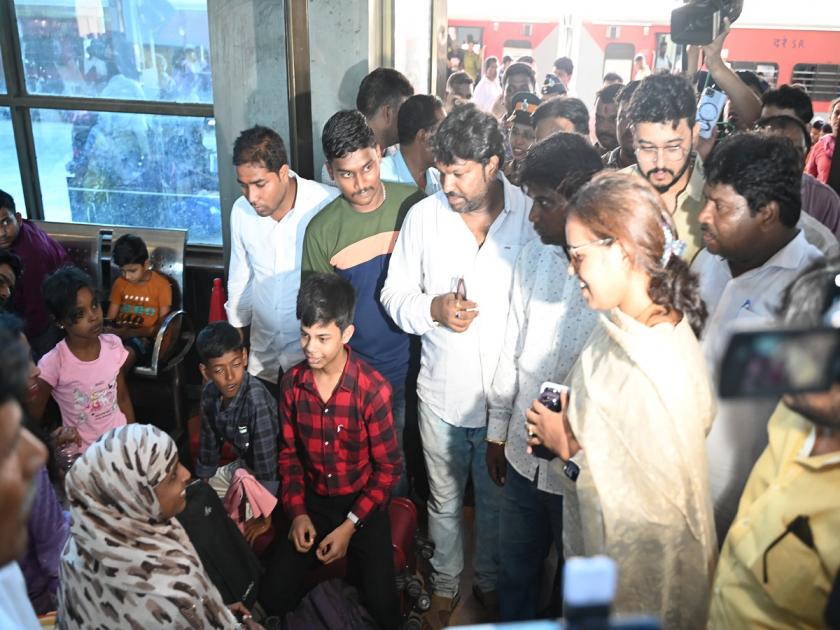 Lack of passenger amenities at railway stations, Varsha Gaikwad interaction with passengers at Tilak Terminus | रेल्वे स्थानकांवर प्रवाशांच्या सोई-सुविधांचा अभाव; वर्षा गायकवाड यांचा टिळक टर्मिनसवर प्रवाशांशी संवाद