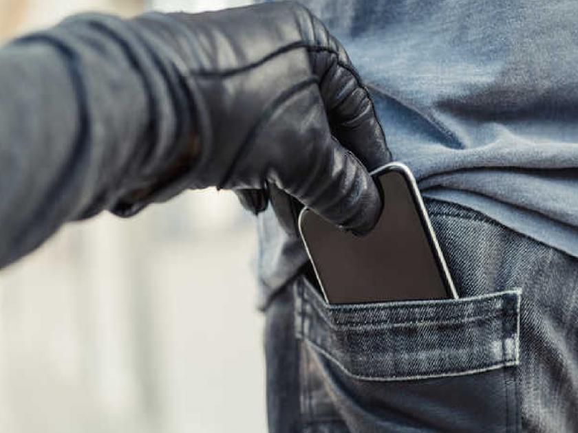 While boarding the bus, mobile phones of both were stolen | बस मध्ये चढताना दोघांचे मोबाईल चोरले